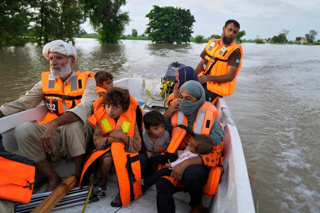 Un rescatista evacúa a residentes de una zona inundada en la localidad de Dhoop Sarhi, en el distrito de Kasur, Pakistán, el 26 de agosto de 2025, tras el desbordamiento del río Sutlej luego de que India liberase agua de sus represas desbordadas. (AP Foto/K.M. Chaudary)