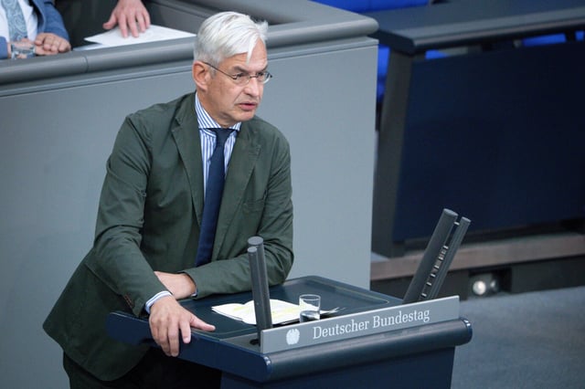 Mathias Middelberg (CDU) im Portrait bei seiner Rede zum Tagesordnungspunkt Finanzen und Haushalt bei der 4. Sitzung des Deutschen Bundestag in Berlin, Er findet, daß es zu viele Afghanen und Syrer im Bürgergeld gibt. 15.05.2025
