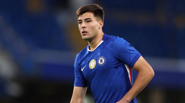 Aaron Anselmino im Trikot von Chelsea