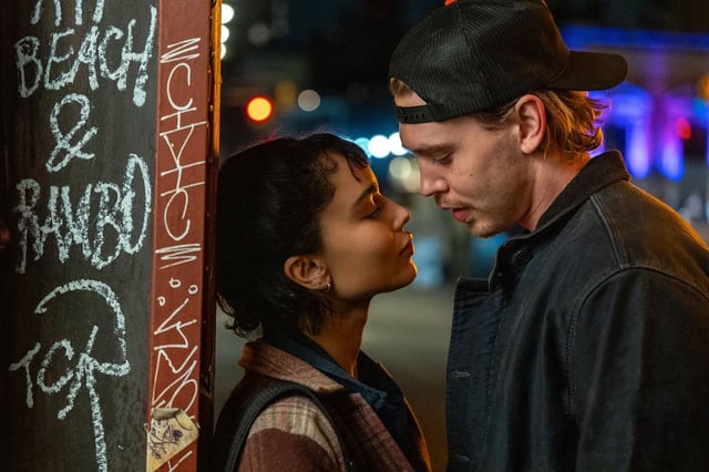 Zoë Kravitz interpreta a Yvonne, la novia de Hank en un coqueteo que abraza el sexo y esquiva el compromiso.