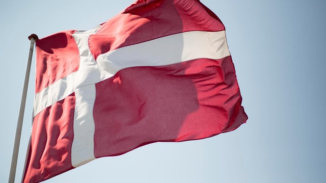 Die Flagge von Dänemark weht im Wind.