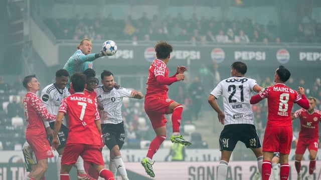 Der FSV Mainz 05 (rote Trikots) muss gegen Rosenborg
Trondheim ein 1:2 aus dem Hinspiel aufholen