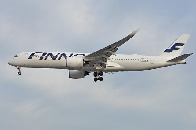 Un avión de Finnair en el aire.
