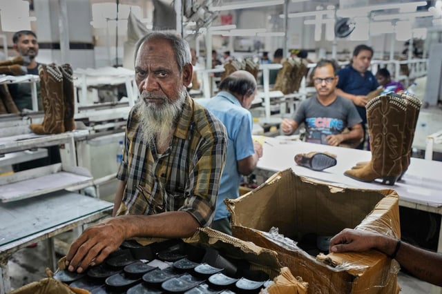 Trabajadores arman zapatos en una fábrica de calzado de cuero en Agra, India, el 25 de agosto de 2025. (AP Foto/Manish Swarup)