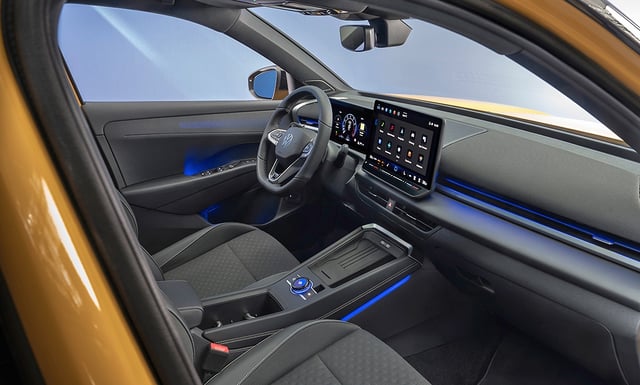Das Infotainment-Display misst optional 12,9 Zoll und arbeitet mit MIB4.