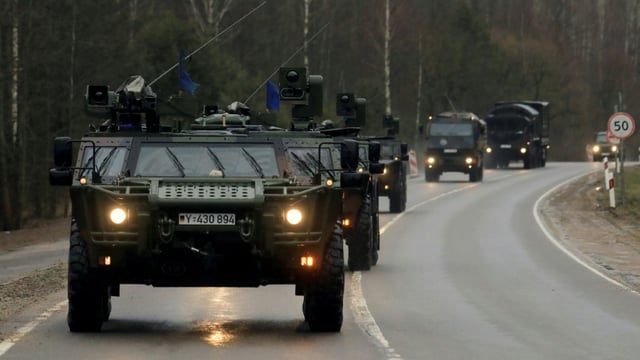 Die Bundesregierung hat ein Gesetz zum besseren Schutz gegen Drohnenüberflüge an Bundeswehr-Kasernen und Konvois auf den Weg gebracht. Mit dem Gesetz sollen Feldjäger der Bundeswehr mehr Befugnisse erhalten, unter anderem Verdächtige in der Nähe von Kasernenstandorten überprüfen zu können.