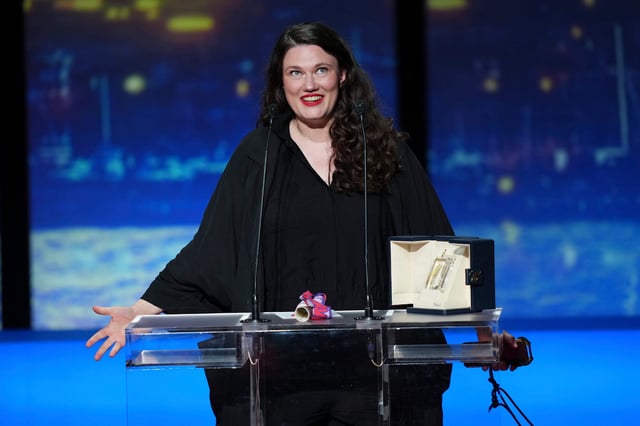 Mascha Schilinski nimmt in Cannes den Preis der Jury entgegen