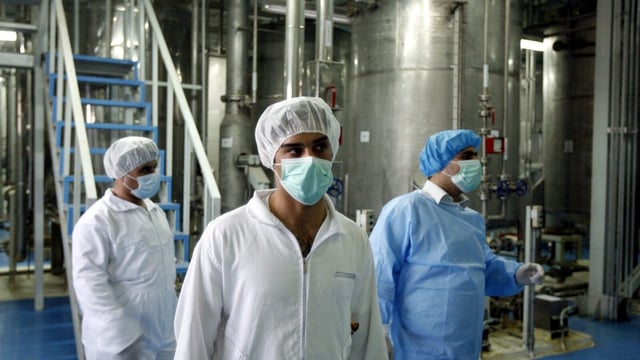 Techniker der Internationalen Atomenergiebehörde in der Uranumwandlungsanlage in Isfahan. Bauen die Iraner jetzt heimlich eine unterirdische Atomanlage – wie Oppositionelle behaupten?
