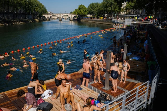 Des baigneurs dans la Seine à Paris, le 12 août 2025