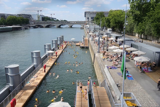 Deux des trois sites de baignade dans la Seine vont rester ouverts au début du mois de septembre, a annoncé la maire de Paris Anne Hidalgo mercredi 27 août 2025.