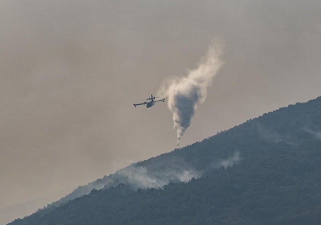 Un hidroavión colaborando en las labores de extinción del fuego, en Jerte, Cáceres, Extremadura (España)