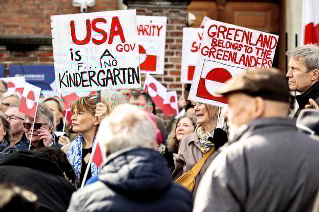 Des personnes manifestent contre les pressions américaines exercées sur le Groenland et le Danemark, devant l’ambassade américaine à Copenhague, le 29 mars 2025.