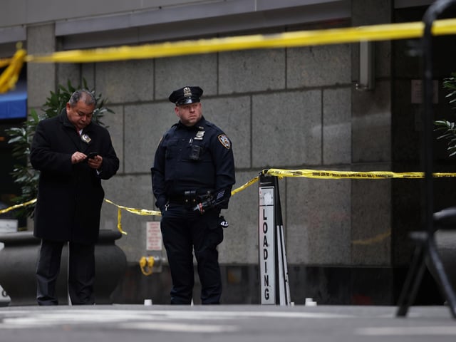 New York (United States), 04/12/2024.- Police investigators at the scene where UnitedHealthcare'Äôs CEO Brian Thompson was shot and killed in an apparent targeted attack as he was en-route to to attend UnitedHealthcare'Äôs annual investor conference in New York, New York, USA, 04 December 2024. The masked gunman is still being sought following the early morning shooting in Manhattan after fleeing towards Central Park. (Nueva York) EFE/EPA/JUSTIN LANE