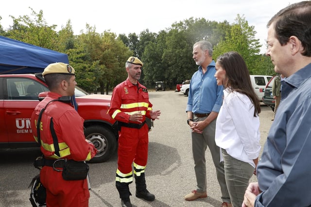 Los reyes de España saludan a los efectivos que luchan contra el fuego en Sanabria.