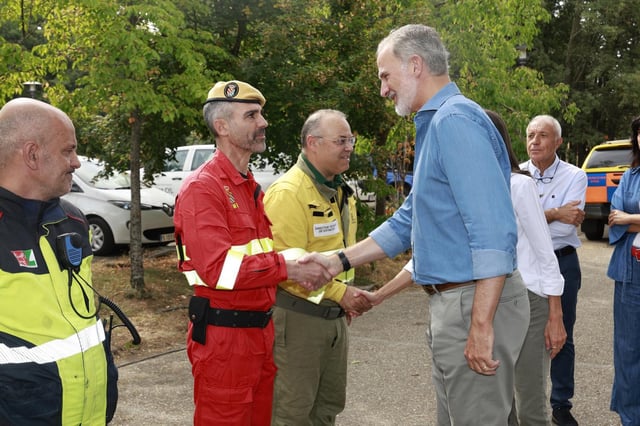 Los reyes de España saludan a los efectivos que luchan contra el fuego en Sanabria.