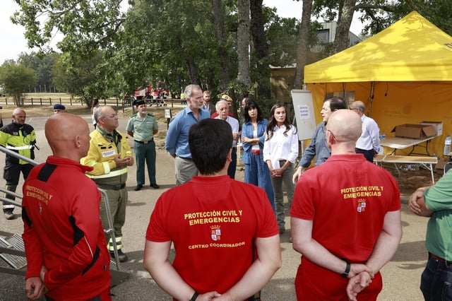 Los reyes de España saludan a los efectivos que luchan contra el fuego en Sanabria.