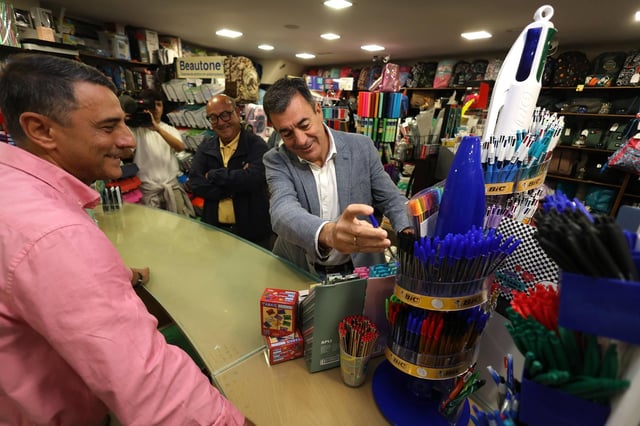 El concejal Roán Rodríguez en la librería Clip de Pntevedra