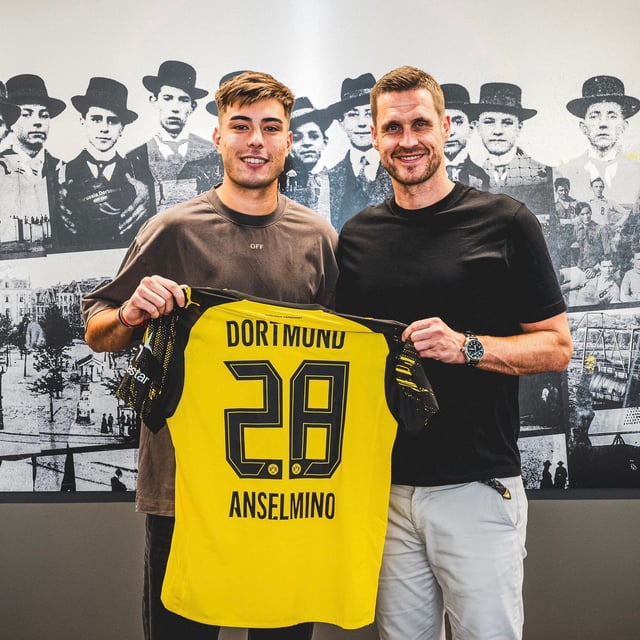 Aaron Anselmino, con la camiseta número 28 de Borussia Dortmund, la que usará en la temporada 2025/26