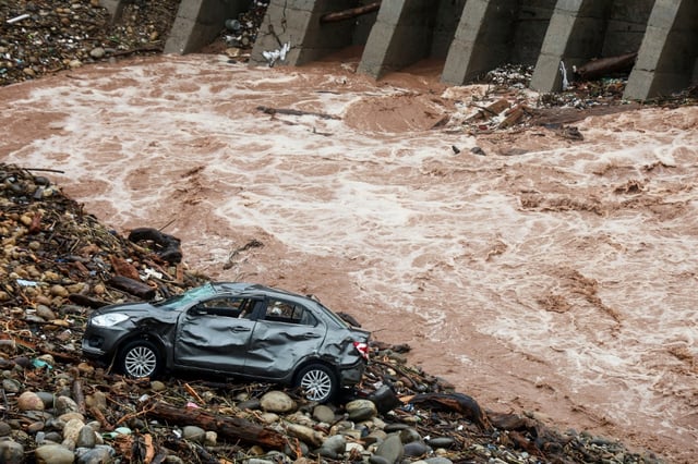 UDurch Sturzfluten und Erdrutsche sind im indischen Teil des Himalaya-Gebirges mindestens 30 Menschen getötet worden. Auslöser seien heftige Regenfälle gewesen, teilten die Behörden des Bundesstaates Jammu und Kaschmir im Nordwesten Indiens mit.