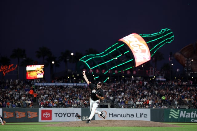 SAN FRANCISCO, CALIFORNIA - AUGUST 26: Justin Verlander #35 of the San Francisco Giants pitches against the Chicago Cubs in the fifth inning at Oracle Park on August 26, 2025 in San Francisco, California. (Photo by Ezra Shaw/Getty Images)