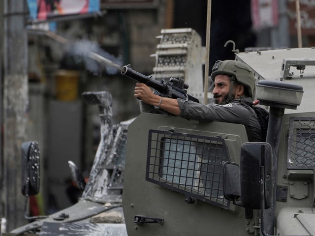 Soldados israelíes disparan en un operativo en Nablus, Cisjordania. Foto: AP