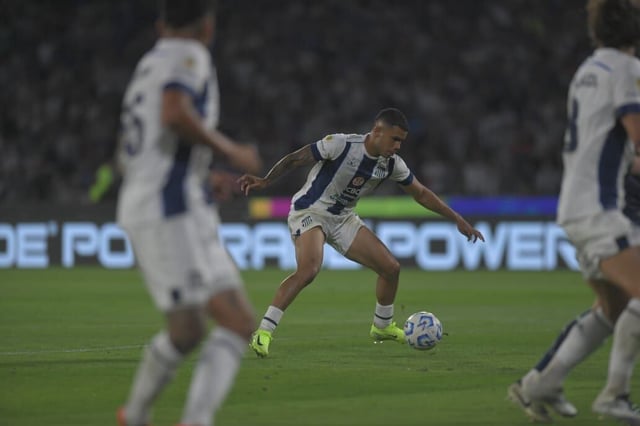 Miguel Navarro. Bajó su nivel en este Talleres que lucha por la permanencia en la Liga Profesional, pero en Venezuela sigue siendo fija. (Javier Ferreyra / La Voz)