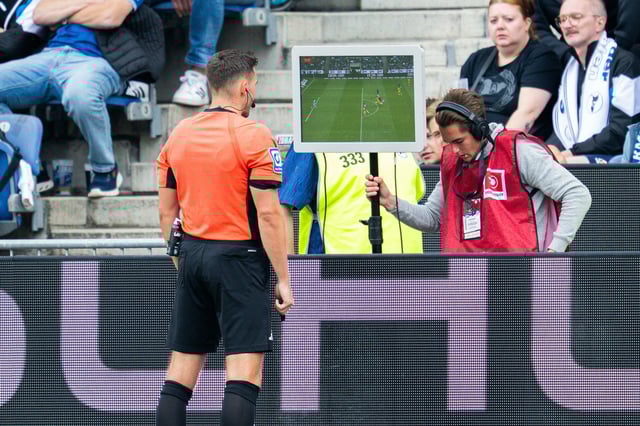 Künftig darf der VAR in der Bundesliga auch regeltechnisch so eingreifen, wie er es im Eröffnungsspiel getan hat.