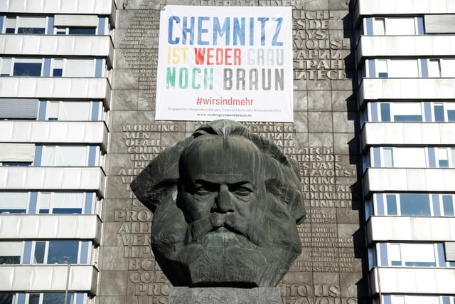 Sieben Jahre nach Ausschreitungen am Rande einer rechten Demonstration in Chemnitz ist der Prozess gegen weitere mutmaßliche Beteiligte mit Freisprüchen und einer Verfahrenseinstellung zu Ende gegangen.