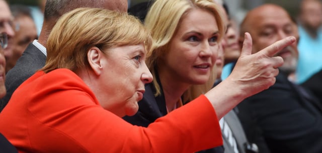 Die damalige Bundeskanzlerin Angela Merkel (CDU) und Mecklenburg-Vorpommerns Ministerpräsidentin Manuela Schwesig (SPD) 2018