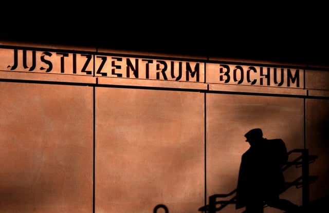 Wegen eines Raubmordes an einer Seniorin ist ein Mann vom Landgericht Bochum zu lebenslanger Haft verurteilt worden. Er wurde wegen Mordes in Tateinheit mit besonders schwerem Raub mit Todesfolge verurteilt, wie eine Gerichtssprecherin sagte.