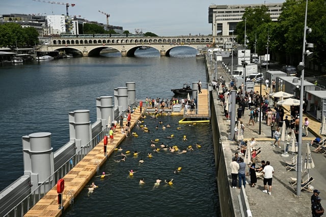Die im Juli eröffneten Flussbäder in der Pariser Seine haben sich als Erfolg erwiesen: Am Wochende werde die Zahl der Besucher die Schwelle von 100.000 überschreiten.