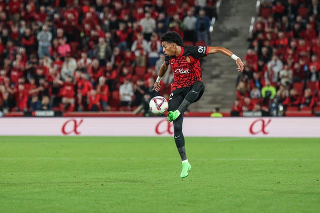 Johan Mojica controla un balón durante un partido del Mallorca en Son Moix.