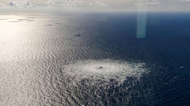 Luftbild von der Meeresoberfläche der Ostsee mit Luftblasen im Bereich der Nord-Stream-2-Pipeline