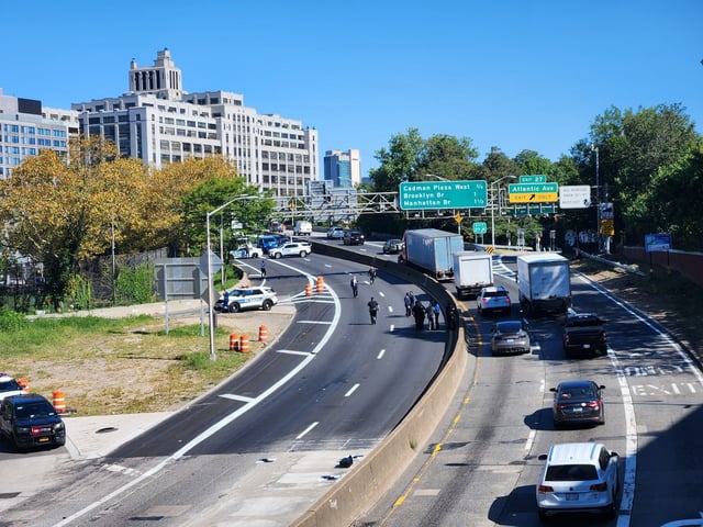 An off-duty cop was killed when his motorcycle crashed on the Brooklyn-Queens Expressway Wednesday. (Gardiner Anderson / New York Daily News)