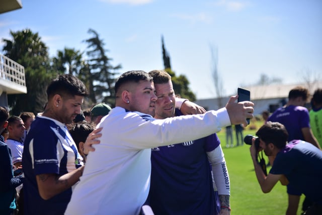 El plantel de Talleres con los socios que fueron a la práctica. (Pedro Castillo / La Voz)