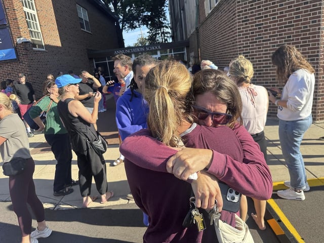 Escenas de dolor en Minneapolis tras el tiroteo en la escuela.jpg