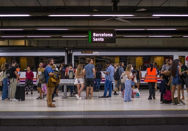 Viajeros esperan en la estación de Barcelona-Sants, imagen de archivo