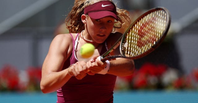 Tennis - Madrid Open - Park Manzanares, Madrid, Spain - May 1, 2023 Russia's Mirra Andreeva in action during her round of 16 match against Belarus' Aryna Sabalenka REUTERS/Isabel Infantes