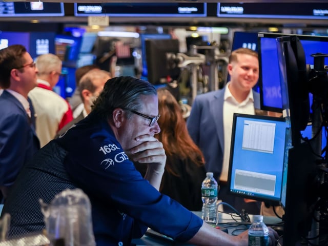 A trader works on the floor at the New York Stock Exchange (NYSE) in New York, US, on Monday, Aug. 18, 2025. Wall Street saw a quiet start to a key Federal Reserve week, with geopolitics coming into play as Ukrainian President Volodymyr Zelenskiy and his European allies get ready to meet with Donald Trump to a potential peace deal with Russia. Photographer: Michael Nagle/Bloomberg