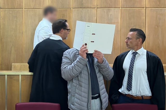 Wegen Diebstahls mit Waffen sind ein 34 Jahre alter Polizist (hinten l.) und ein 50 Jahre alter Polizist (vorn) vom Landgericht Hannover verurteilt worden (Archivbild vom Juni 2025).