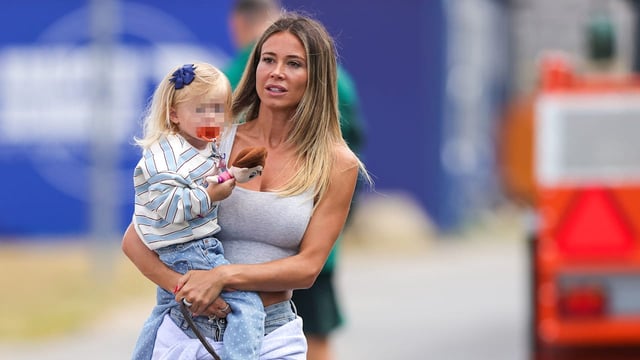 Sie zog alle Blicke auf sich! Diletta Leotta schaute beim Schalke-Training genau hin.