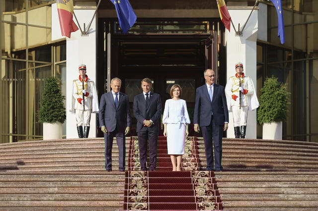 From left, Polish Prime Minister Donald TUsk, French President Emmanuel Macron, Moldova's President Maia Sandu and German Chancellor Friedrich Merz pose outside the country's presidency headquarters in Chisinau, Moldova, Wednesday, Aug. 27, 2025. (AP Photo/Aurel Obreja)