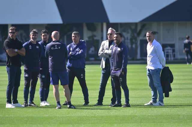 El presidente Andrés Fassi en el entrenamiento junto al entrenador Carlos Tevez. (Pedro Castillo / La Voz)