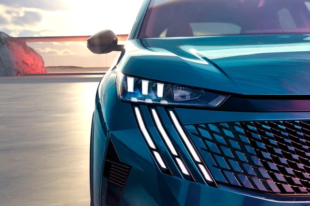Ambos modelos lucen la nueva identidad de la marca que se observa en su parrilla frontal, con las renovadas firmas lumínicas con faros led y el flamante logotipo del león.