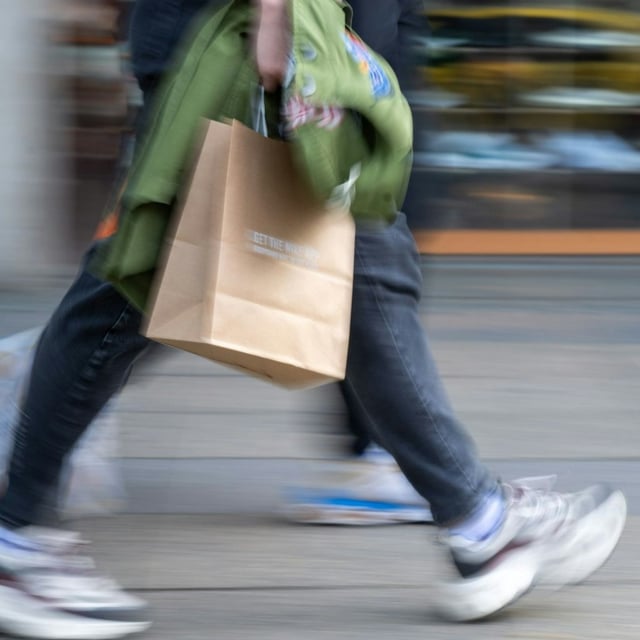 Viele Deutsche sparen statt ihr Geld in Kleidung öder Ähnliches zu investieren.