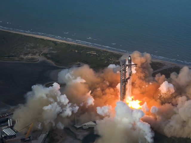 El supercohete Starship de Space X inicia su vuela.
