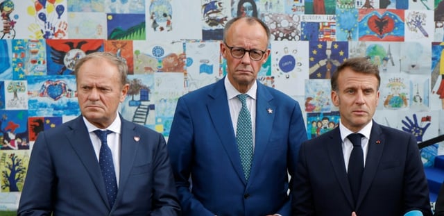 Le Premier ministre polonais Donald Tusk, le chancelier allemand Friedrich Merz et le président français Emmanuel Macron à Tirana le 16 mai 2025