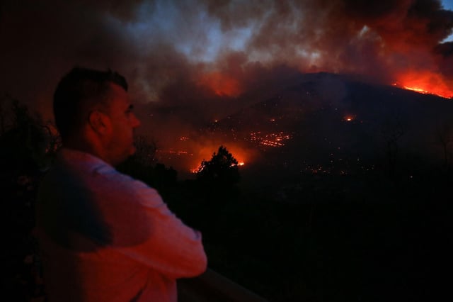 Vecinos ven el avance del fuego en A Pobra de Brollón