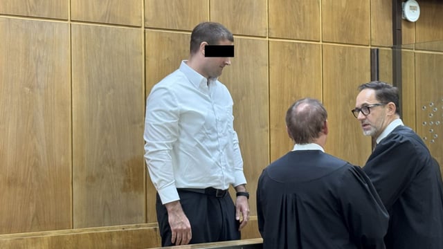 Zwei Polizisten sollen albanische Straßendealer abgezockt haben, um sich zu bereichern.