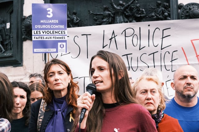 Anne-Cécile Mailfert, présidente de la Fondation des femmes, à un rassemblement en soutien à Gisèle Pelicot et à toutes les victimes de violences sexuelles le 14 septembre 2024 à Paris.
